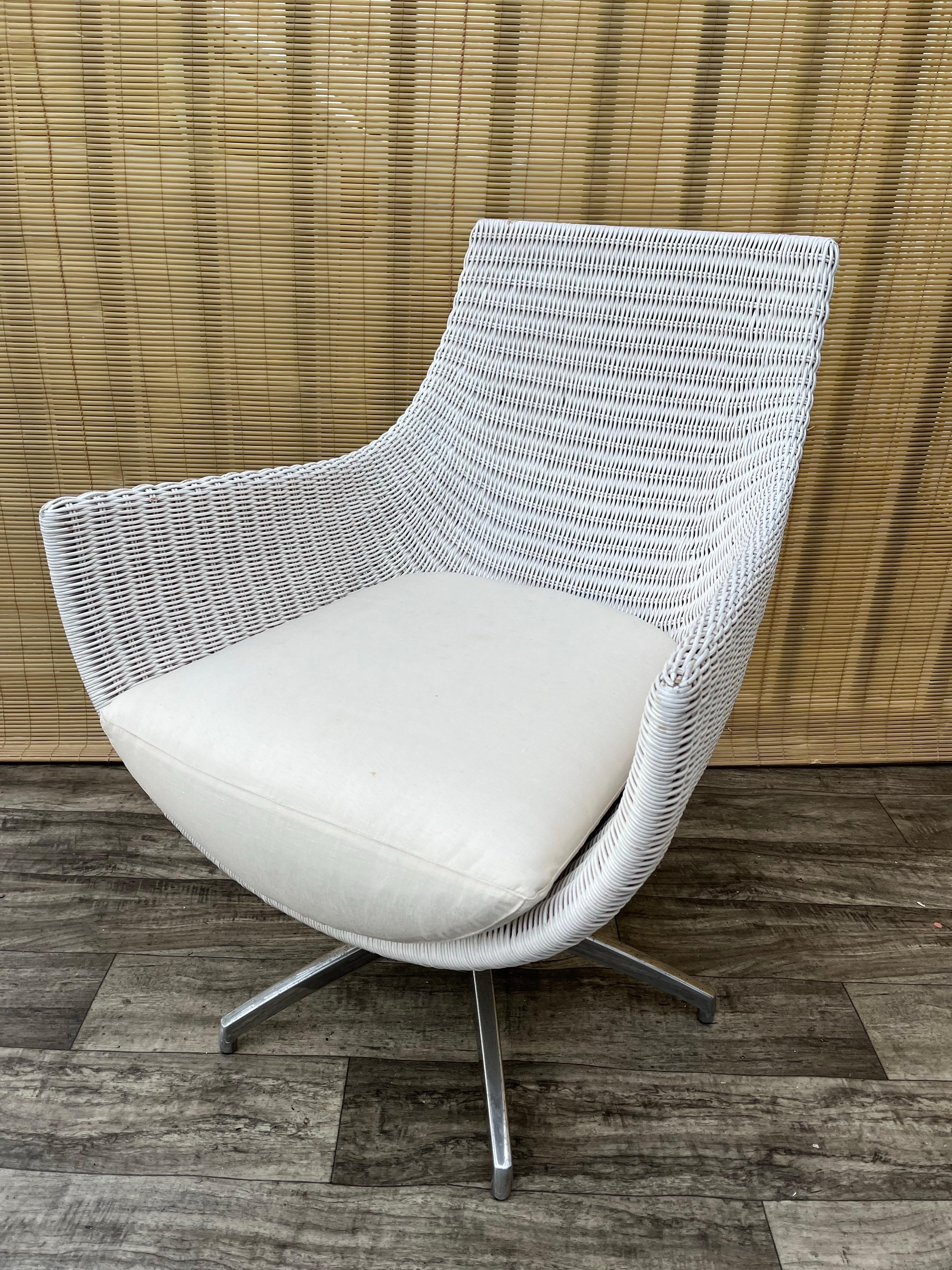 Silla de salón giratoria de mimbre de principios de la década de 2000, de Palecek Furniture. Desconocido en venta