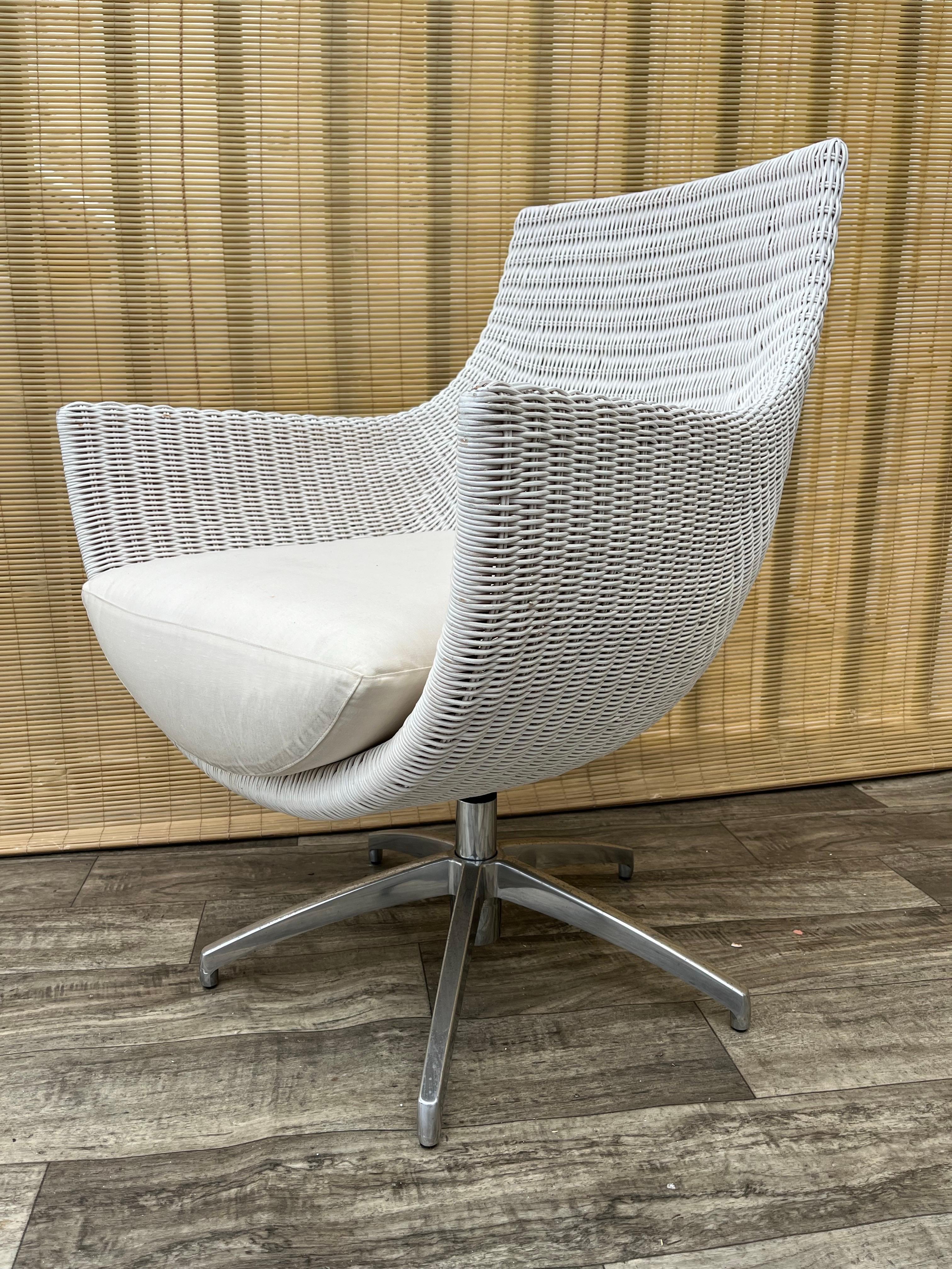 Silla de salón giratoria de mimbre de principios de la década de 2000, de Palecek Furniture. en Bueno estado para la venta en Miami, FL