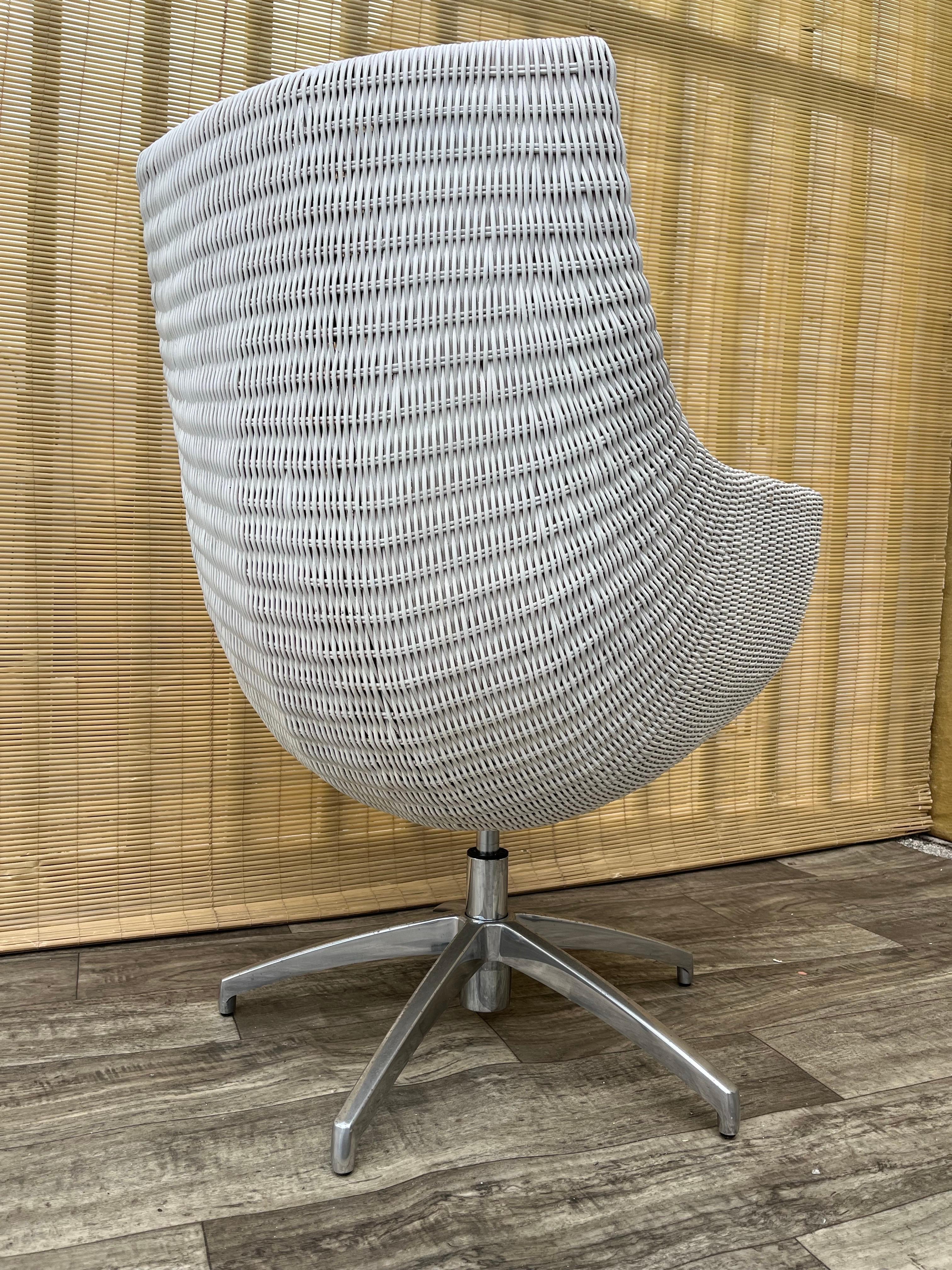 Silla de salón giratoria de mimbre de principios de la década de 2000, de Palecek Furniture. Siglo XXI y contemporáneo en venta