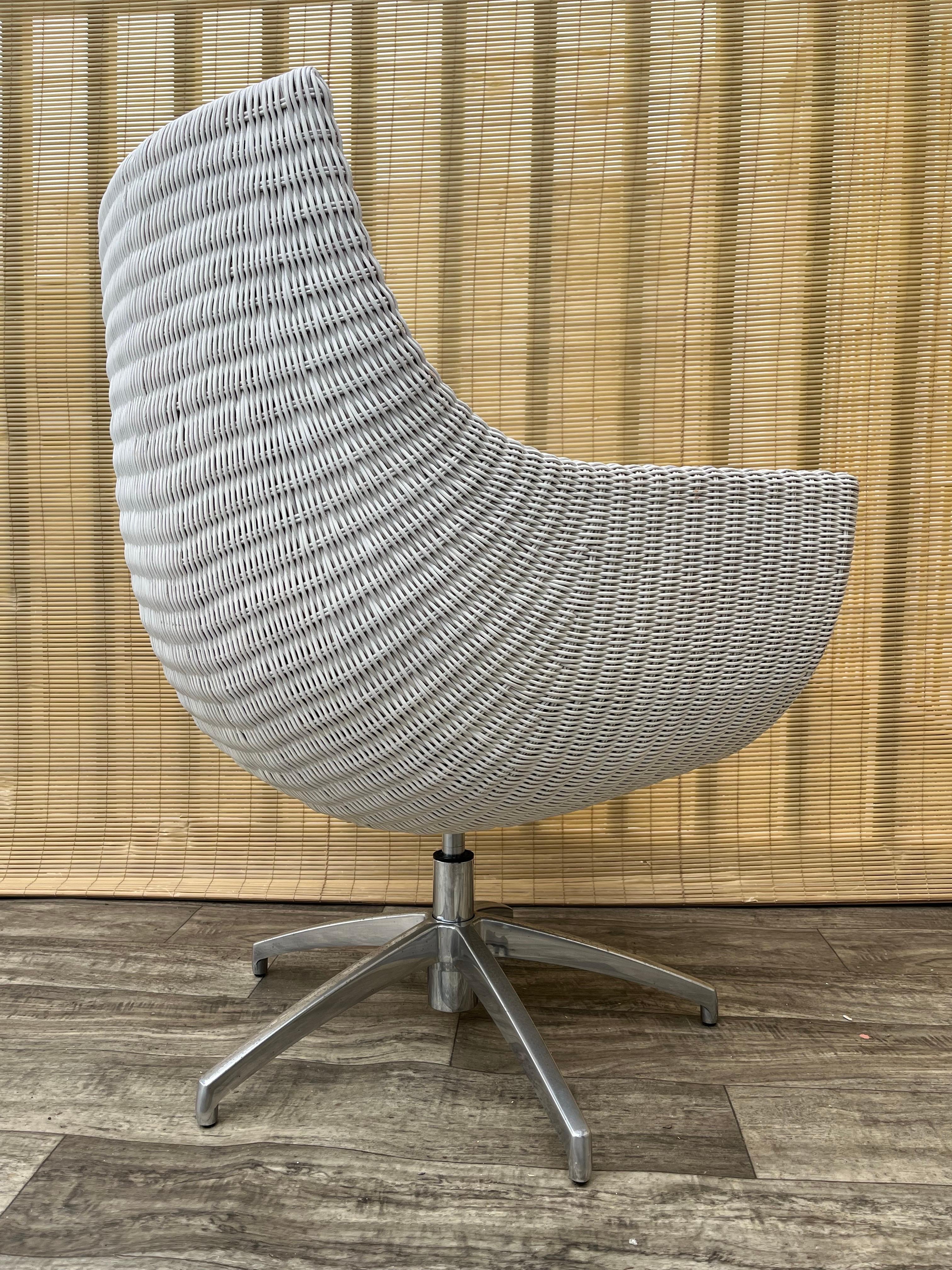Silla de salón giratoria de mimbre de principios de la década de 2000, de Palecek Furniture. Tapicería en venta