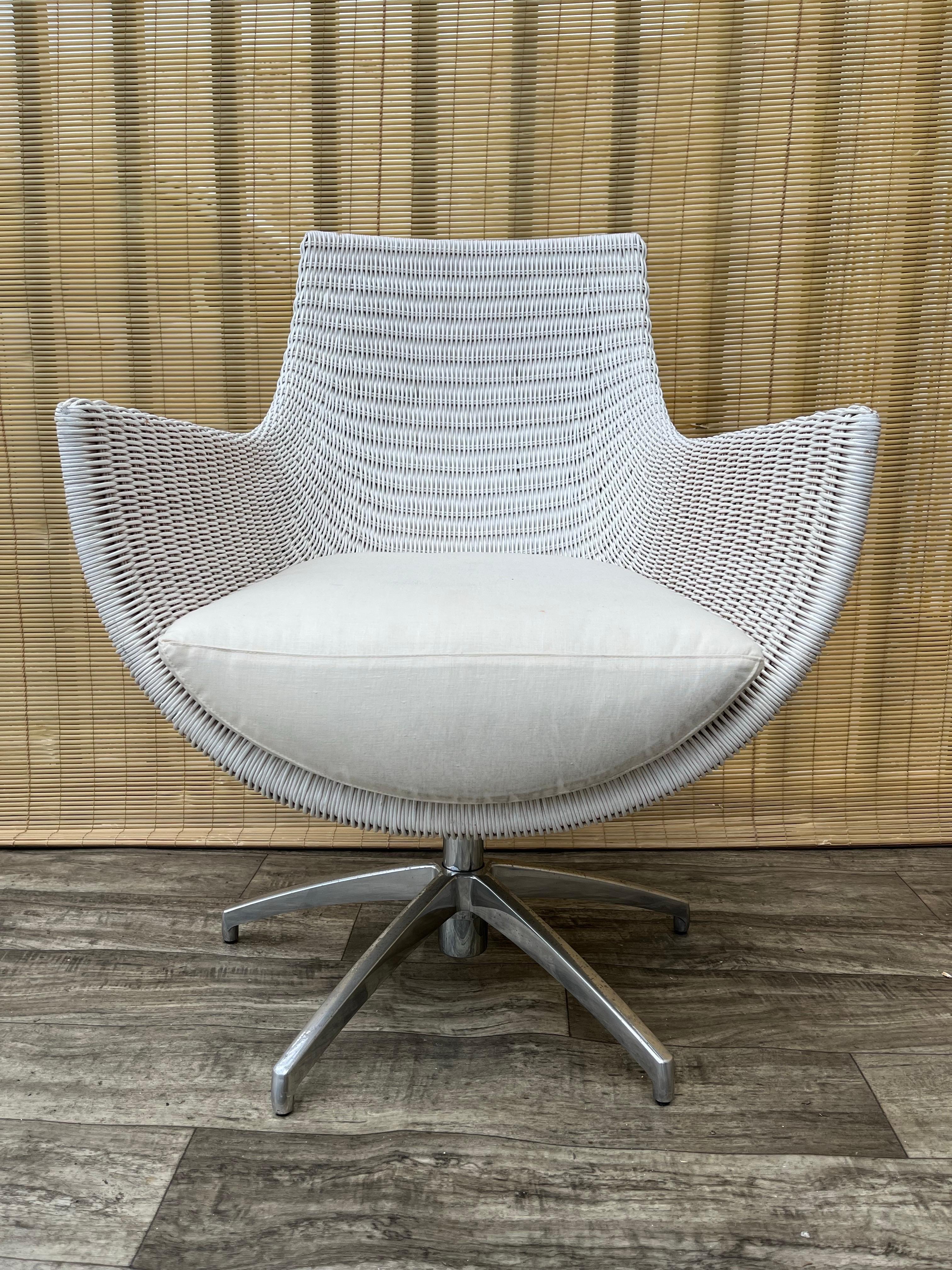 Silla de salón giratoria de mimbre de principios de la década de 2000, de Palecek Furniture. en venta 1