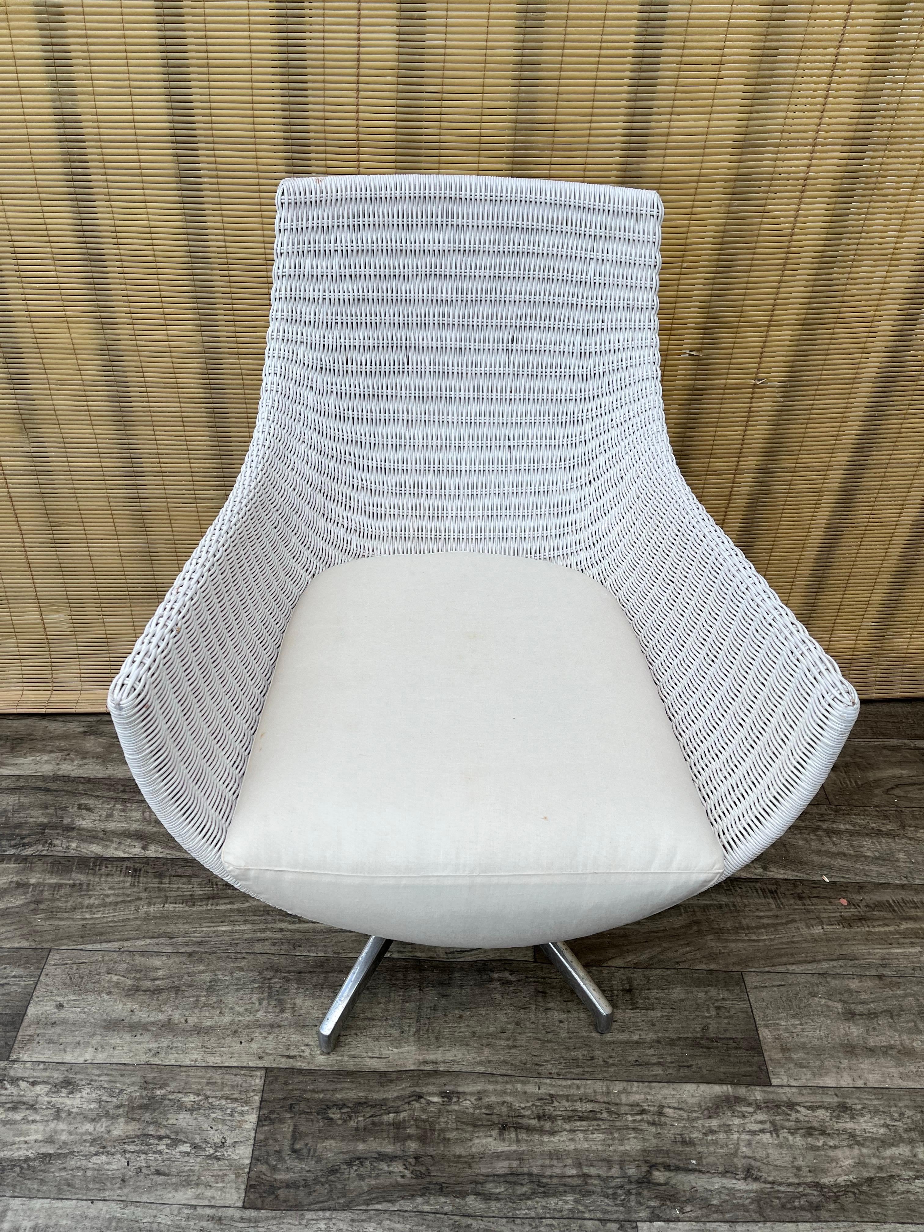 Silla de salón giratoria de mimbre de principios de la década de 2000, de Palecek Furniture. en venta 2