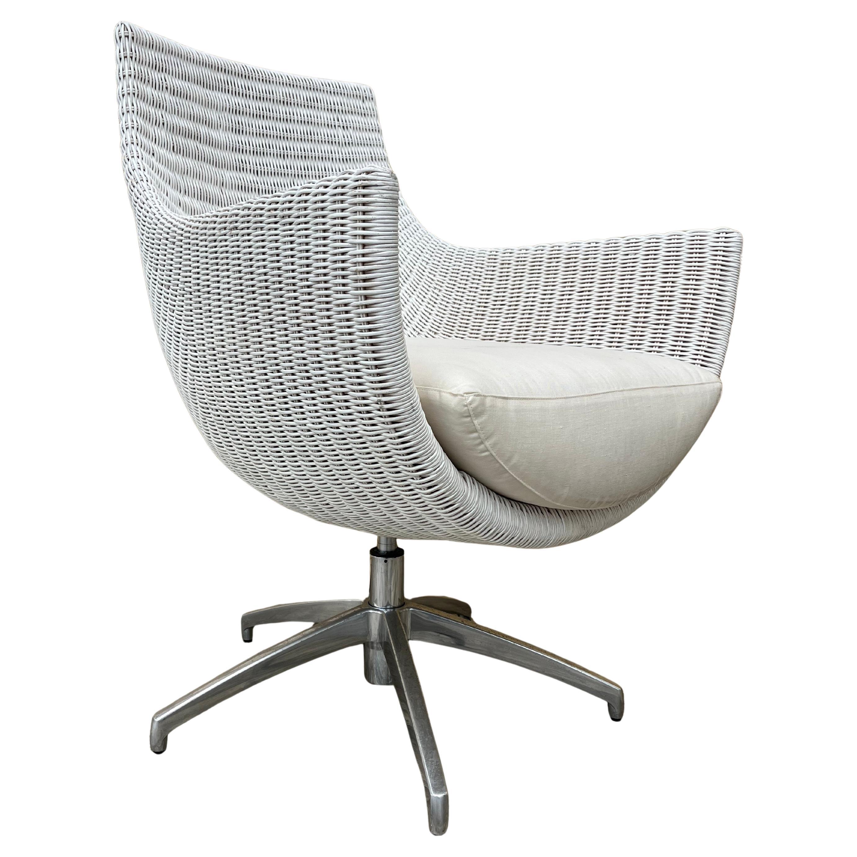 Silla de salón giratoria de mimbre de principios de la década de 2000, de Palecek Furniture. en venta