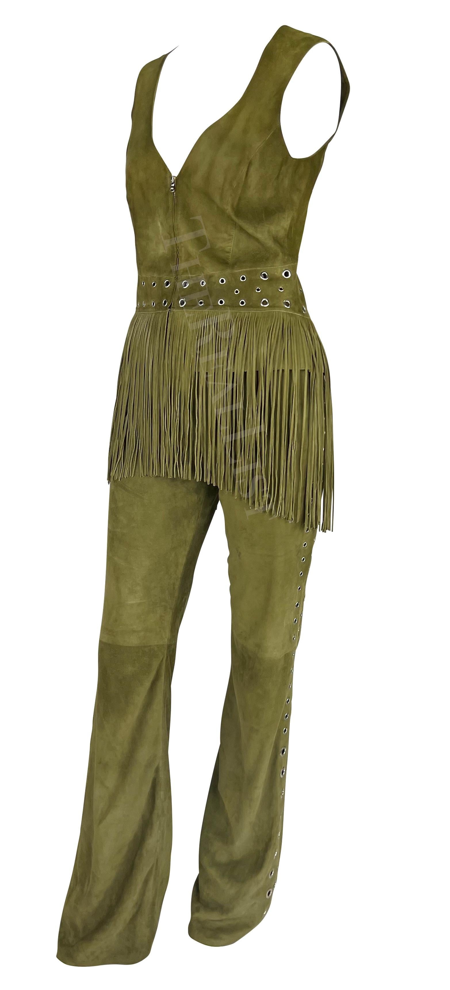 Début des années 2000 - Thierry Mugler - Ensemble gilet-pantalon à œillets et franges en daim vert mousseux  en vente 1