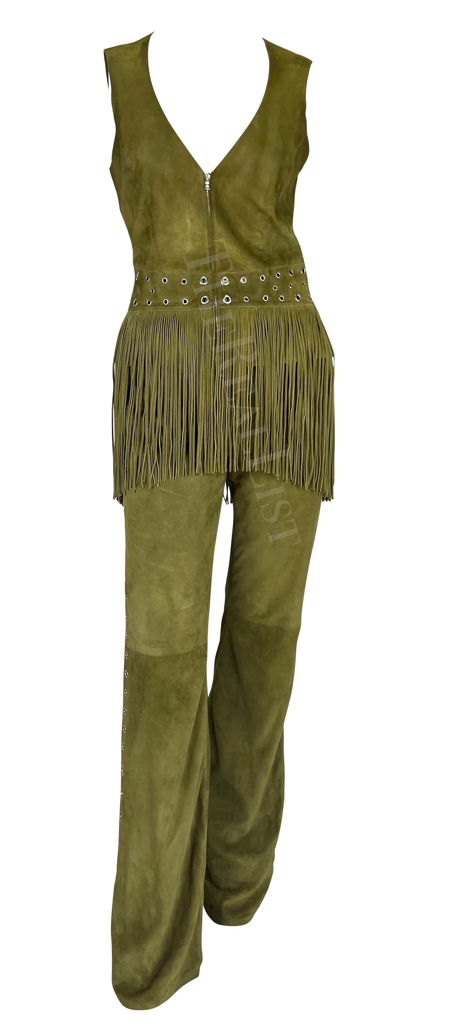 Début des années 2000 - Thierry Mugler - Ensemble gilet-pantalon à œillets et franges en daim vert mousseux  en vente 2