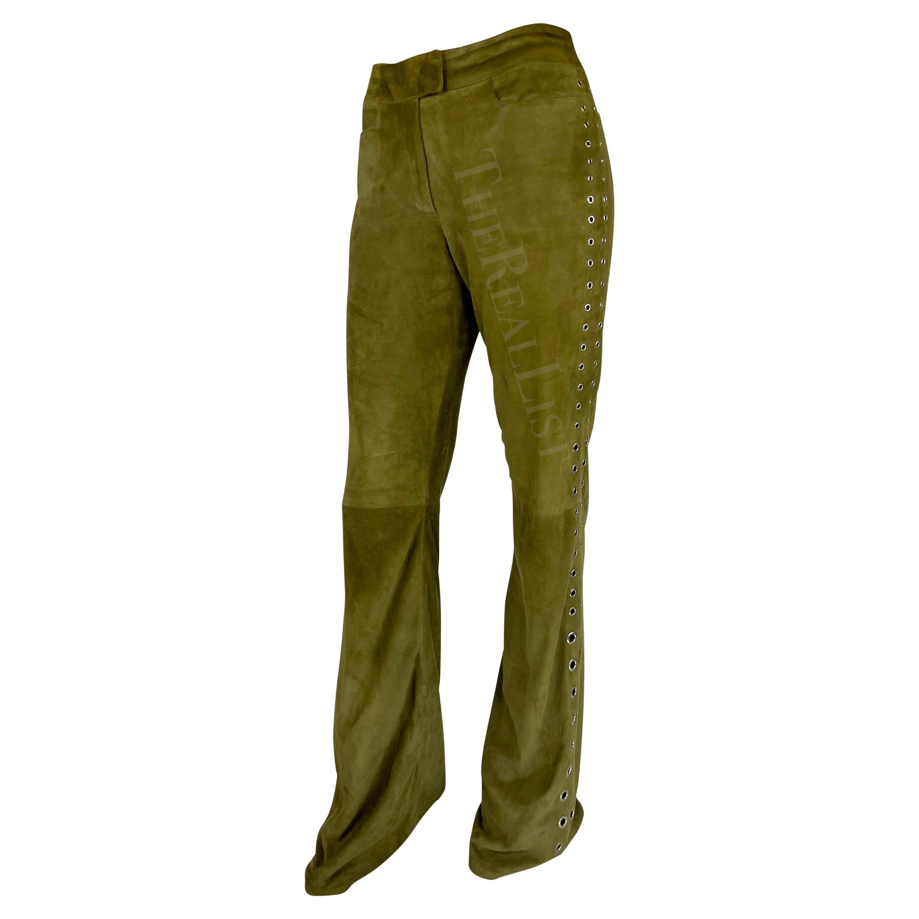 Début des années 2000 - Thierry Mugler - Ensemble gilet-pantalon à œillets et franges en daim vert mousseux  en vente 3