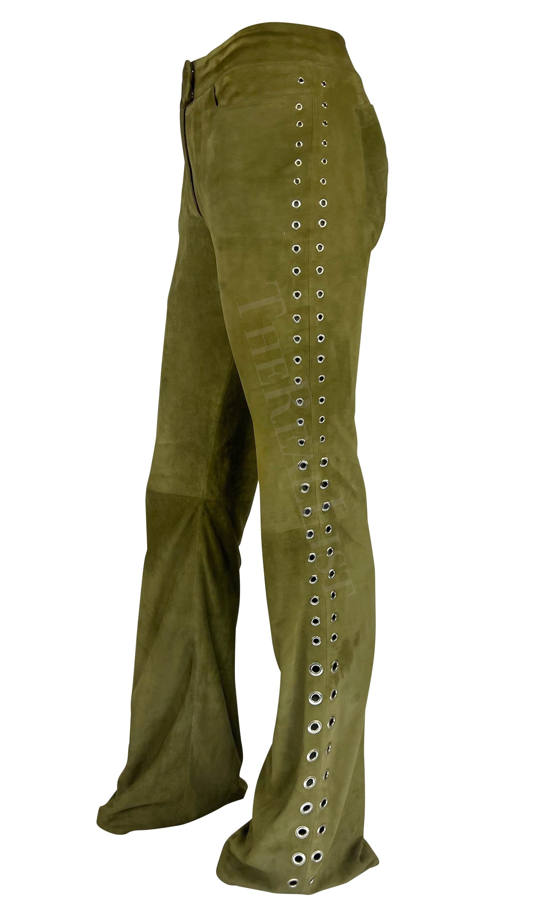 Début des années 2000 - Thierry Mugler - Ensemble gilet-pantalon à œillets et franges en daim vert mousseux  en vente 4
