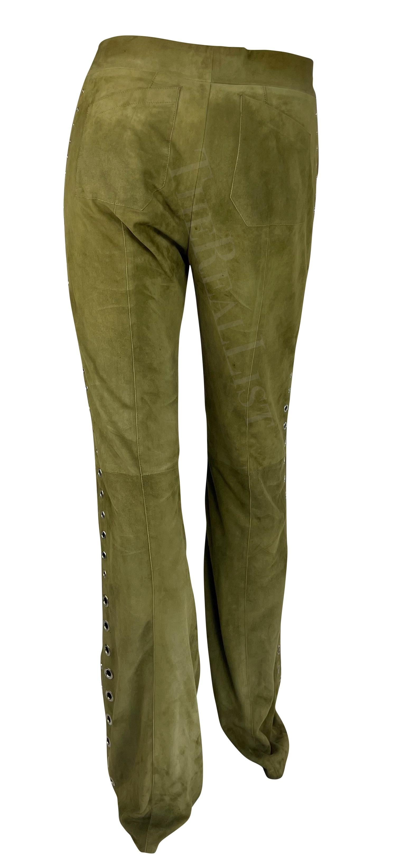 Début des années 2000 - Thierry Mugler - Ensemble gilet-pantalon à œillets et franges en daim vert mousseux  en vente 5