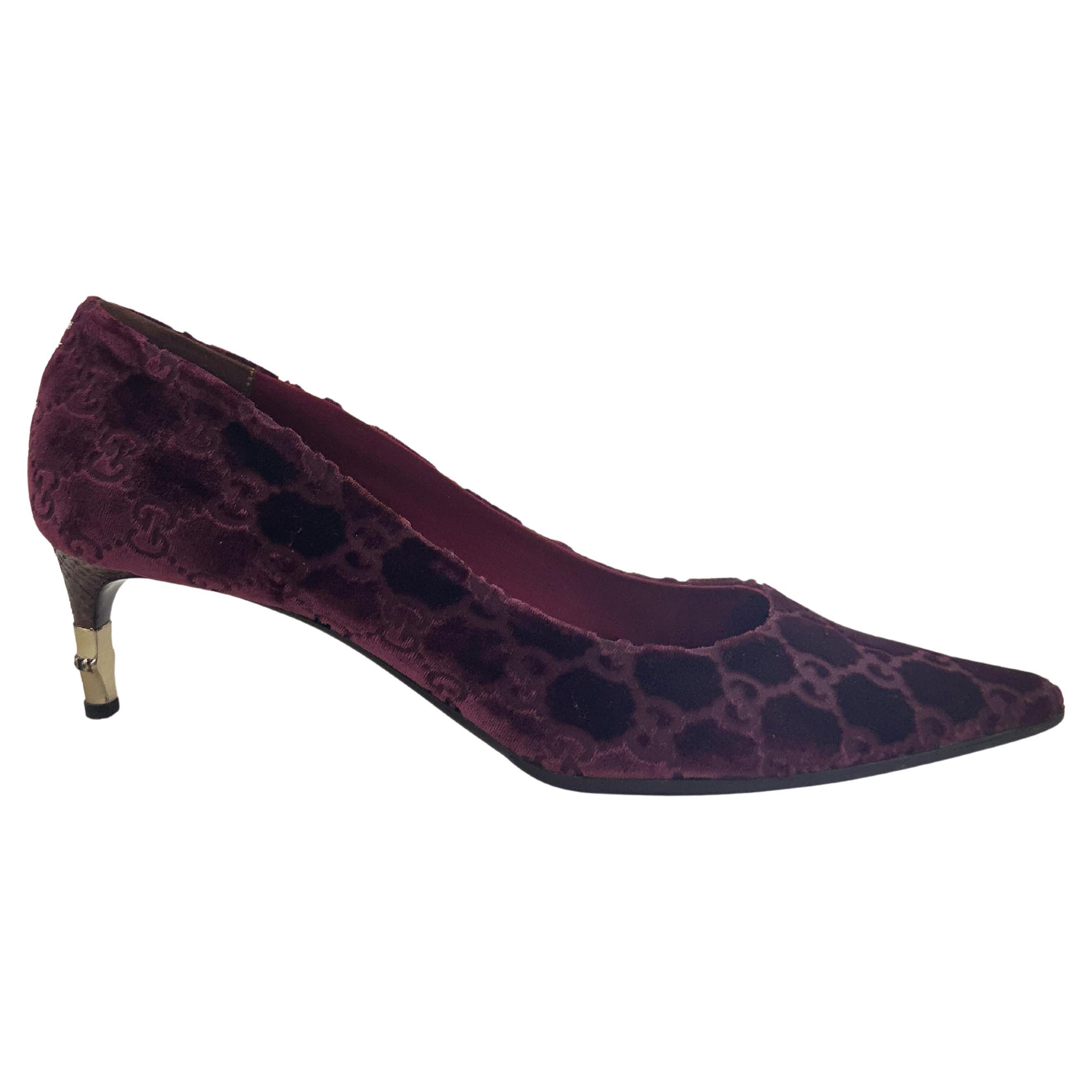 Bombas de terciopelo burdeos con tacón de bambú Tom Ford for Gucci de principios de los 2000