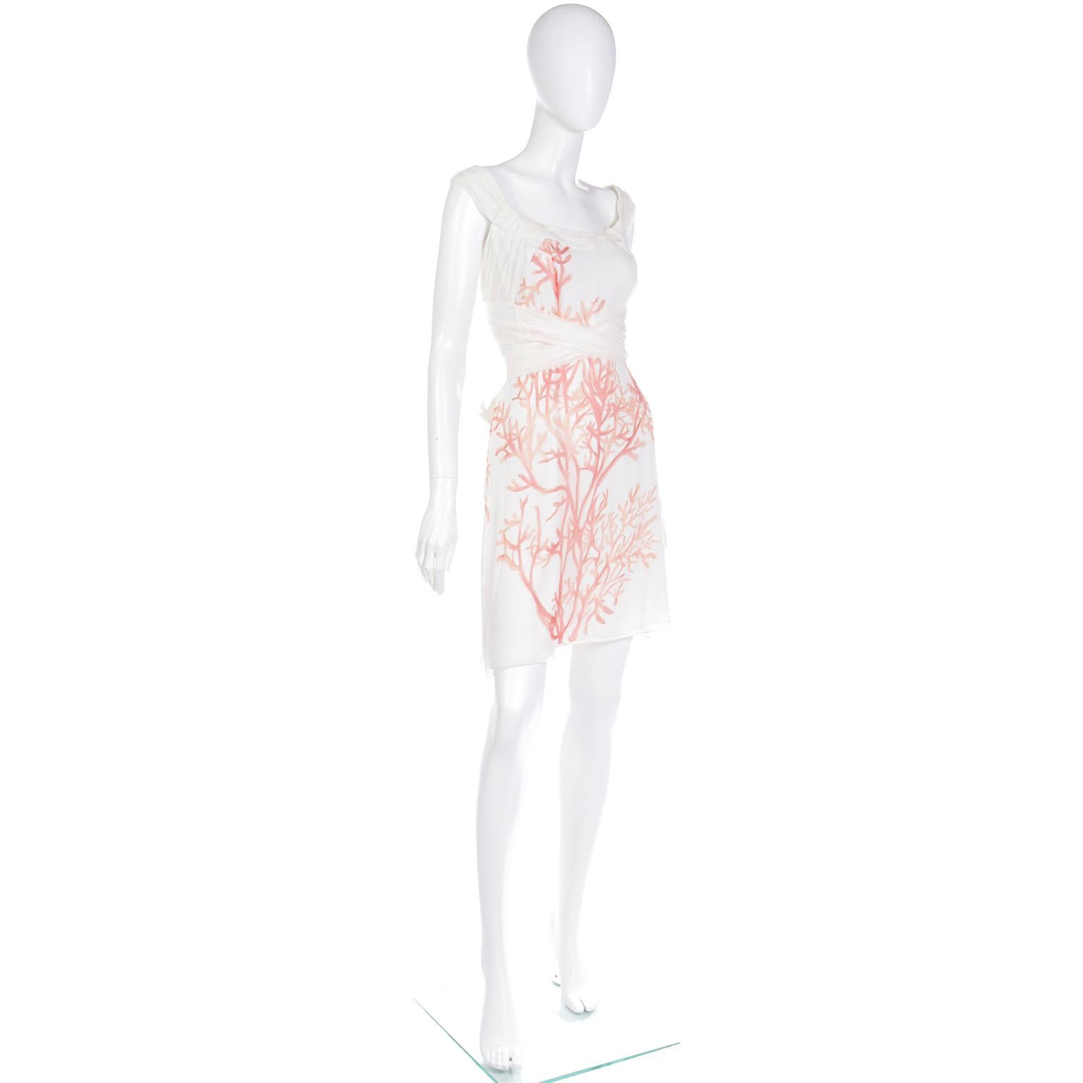Anfang 2000er Valentino Elfenbein Seide Chiffon Korallen Print Kleid mit langen Schärpe im Zustand „Hervorragend“ im Angebot in Portland, OR