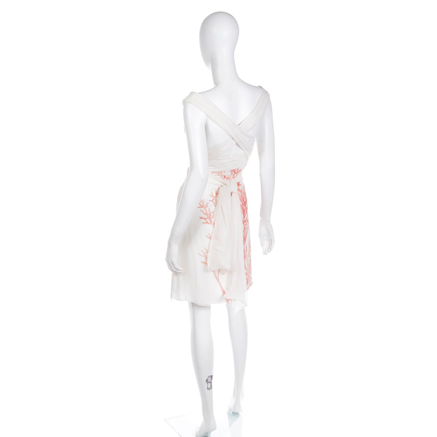 Anfang 2000er Valentino Elfenbein Seide Chiffon Korallen Print Kleid mit langen Schärpe im Angebot 2