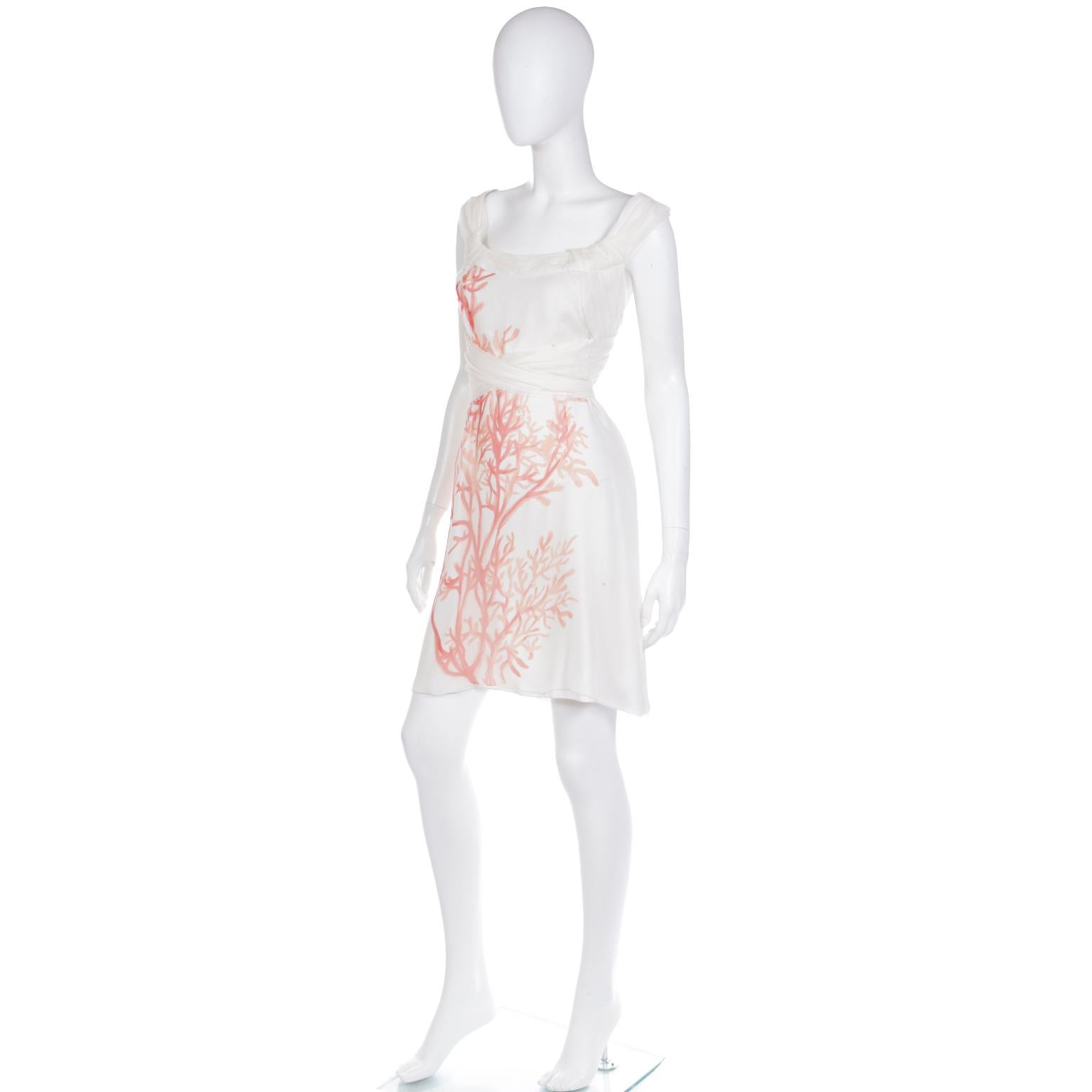 Anfang 2000er Valentino Elfenbein Seide Chiffon Korallen Print Kleid mit langen Schärpe im Angebot 3