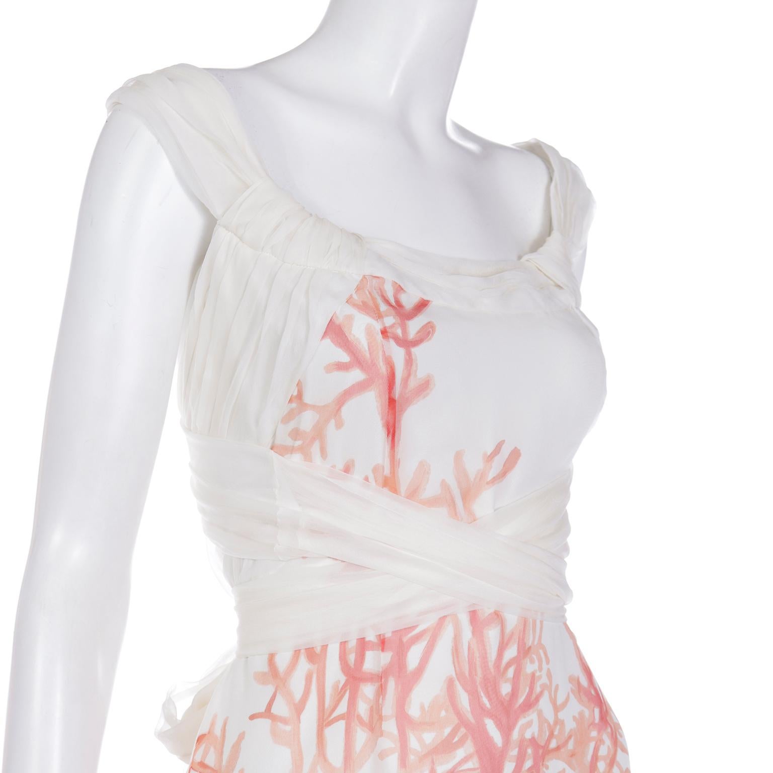 Anfang 2000er Valentino Elfenbein Seide Chiffon Korallen Print Kleid mit langen Schärpe im Angebot 4