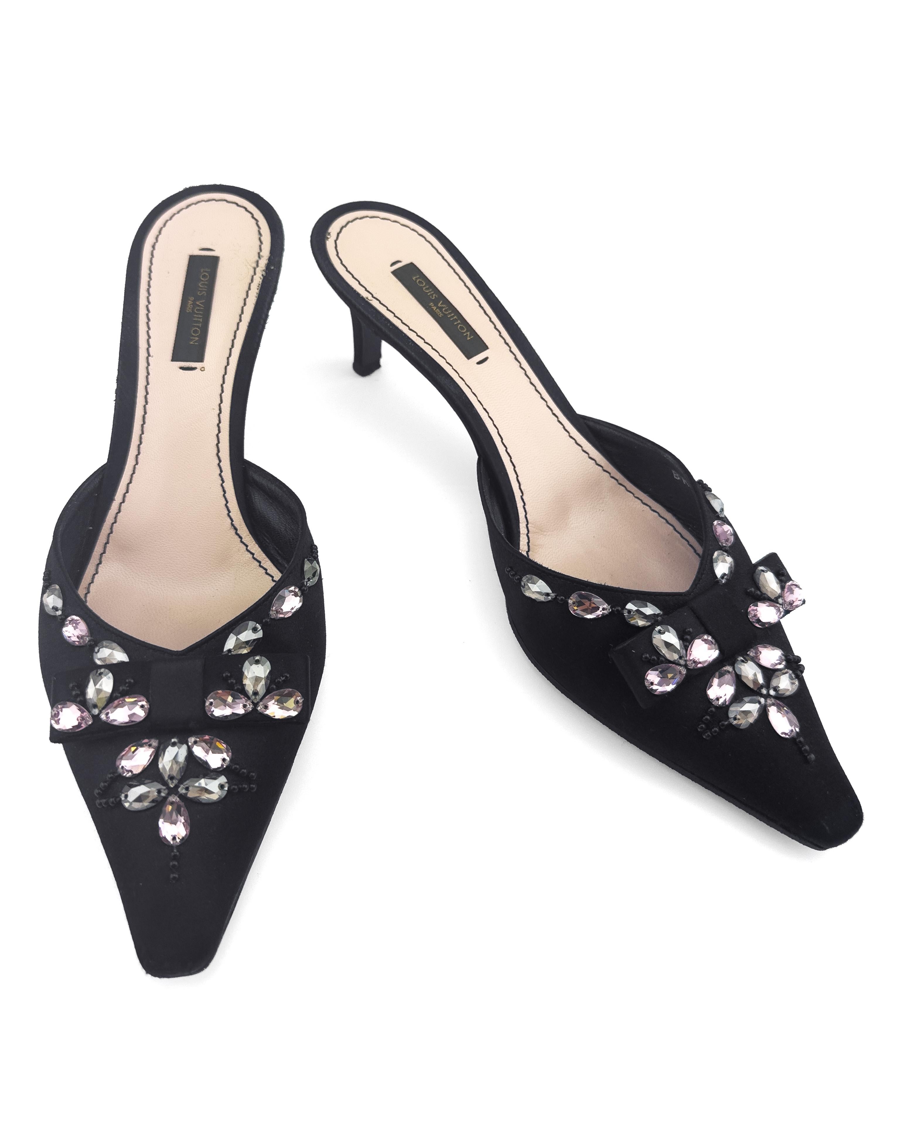 Preciosas y elegantes mulas Louis Vuitton Menara de principios de la década de 2010. Raso negro con punteras cuadradas en punta adornadas con cristales blancos y rosas, lazos planos y pequeñas cuentas negras. Pequeño tacón de gatito para un poco de