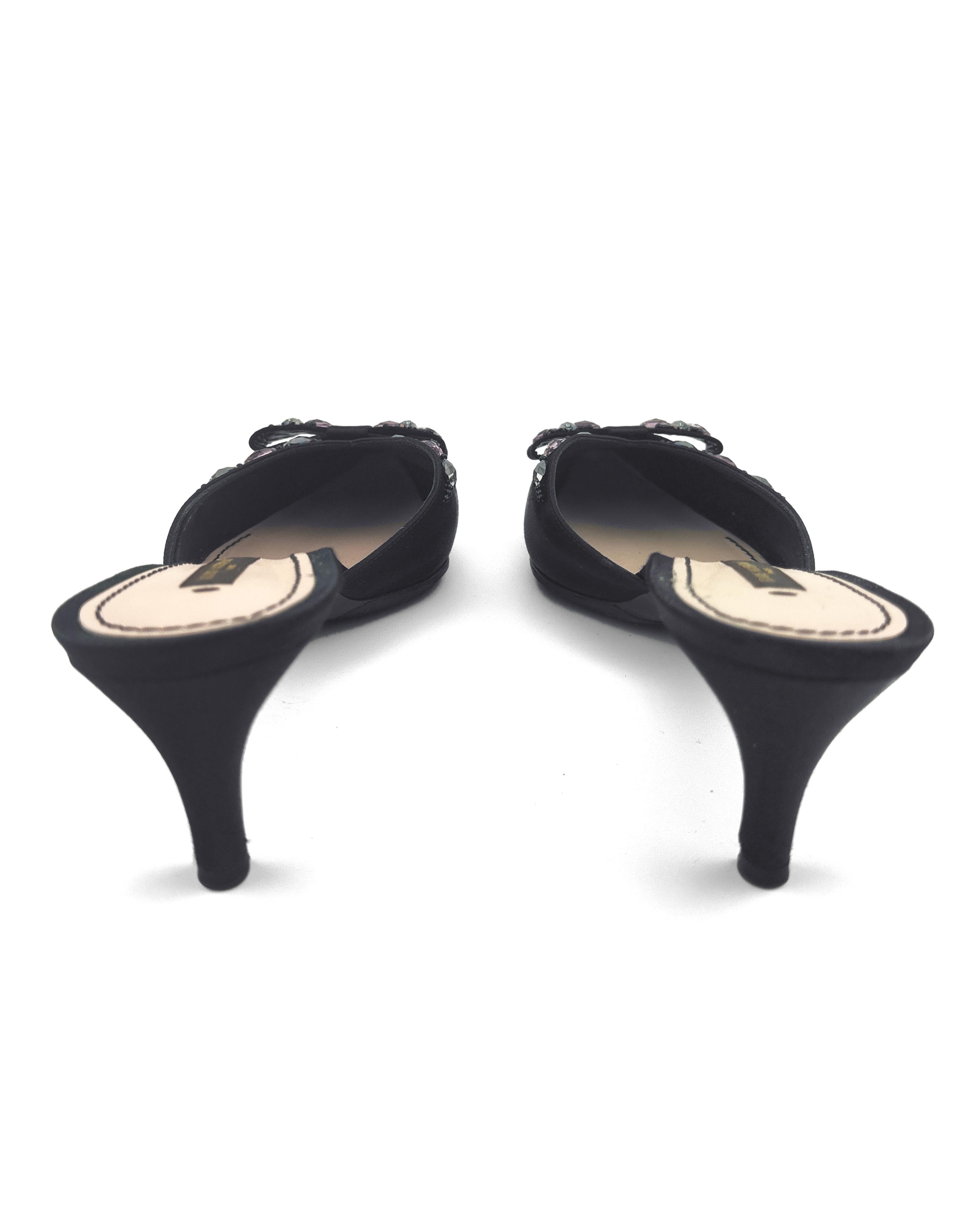 Zapatos con puntera en punta Louis Vuitton Menara de satén negro de principios de 2010 Negro en venta