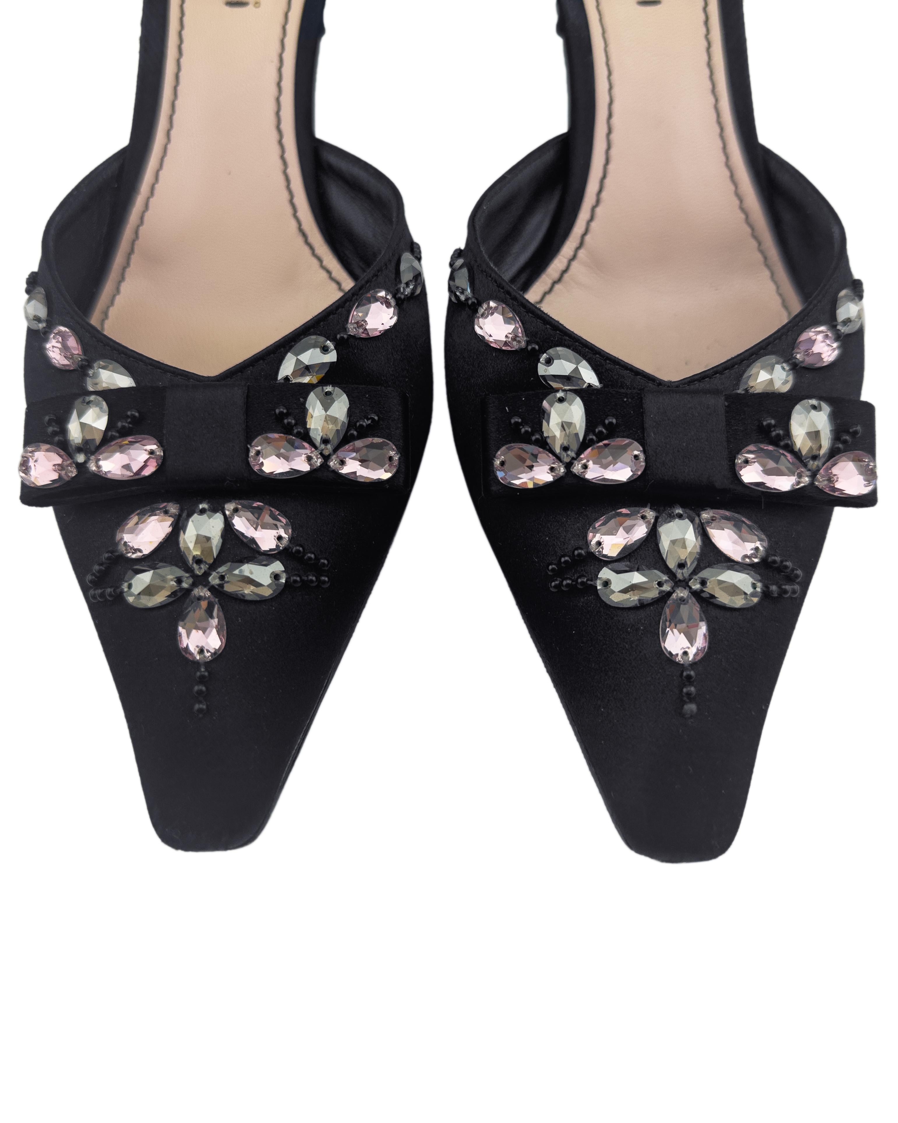 Zapatos con puntera en punta Louis Vuitton Menara de satén negro de principios de 2010 en Bueno estado para la venta en Toronto, Ontario