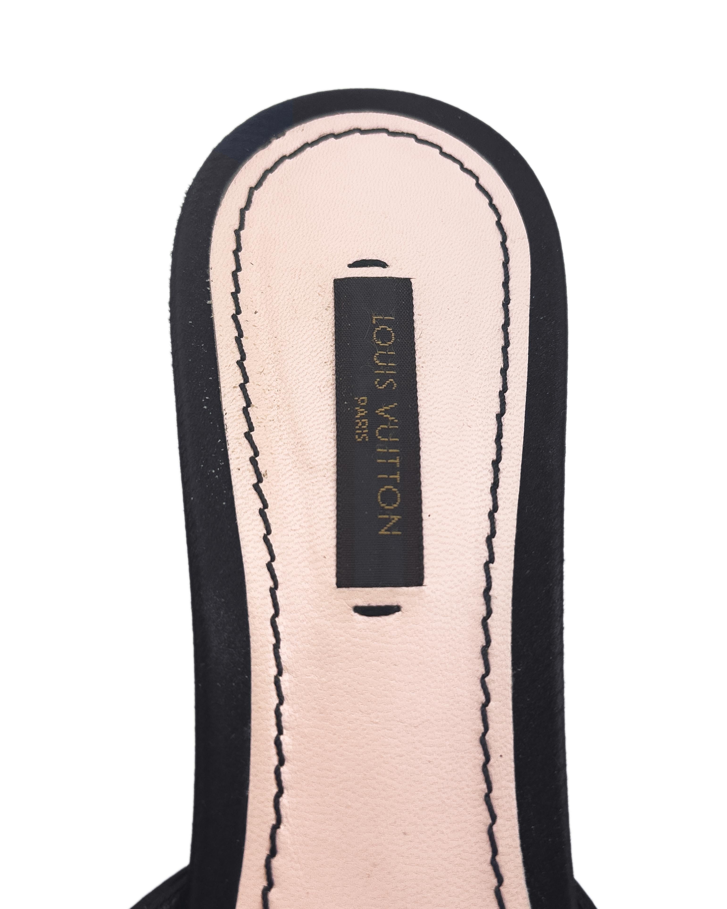 De las mujeres Zapatos con puntera en punta Louis Vuitton Menara de satén negro de principios de 2010 en venta