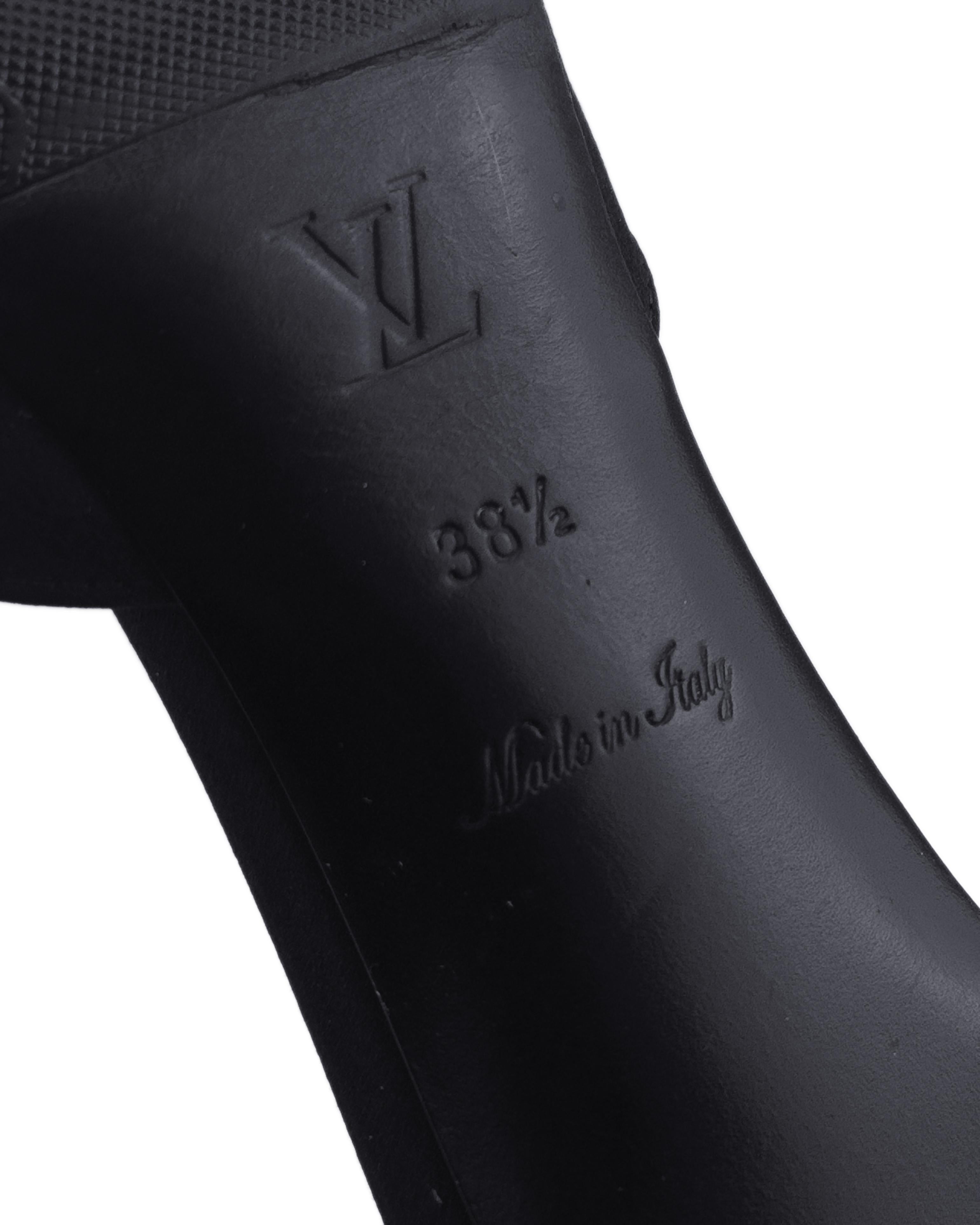 Zapatos con puntera en punta Louis Vuitton Menara de satén negro de principios de 2010 en venta 1
