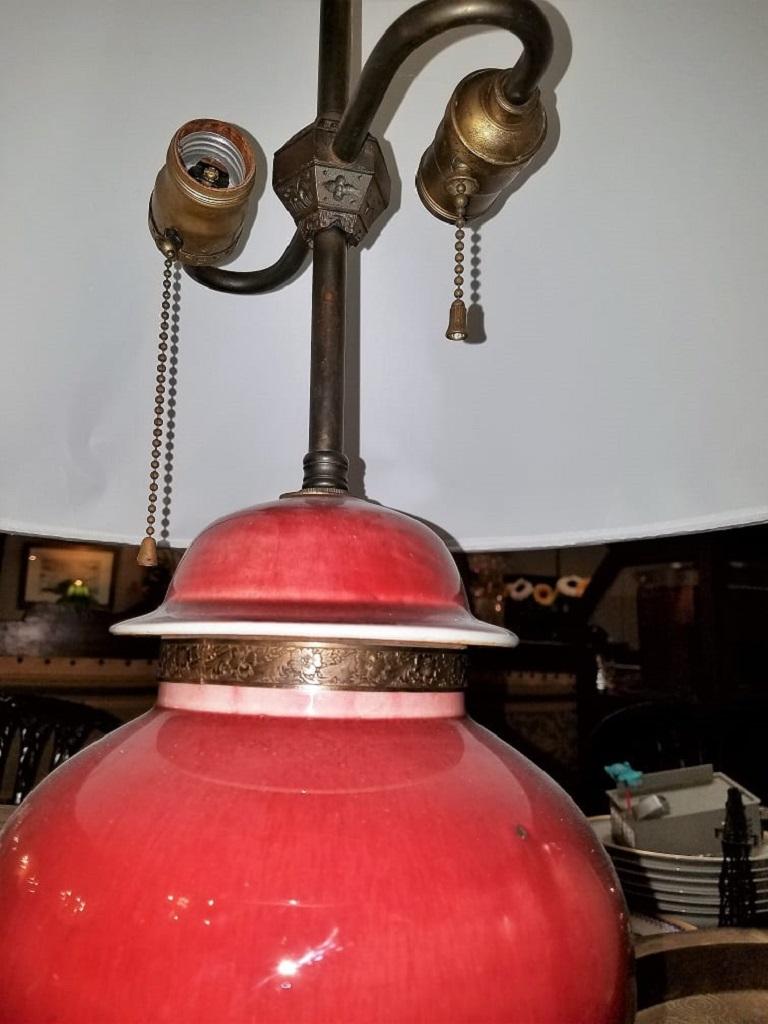 Lampe de bureau américaine en poterie Sang de Bœuf et bronze doré de style Dedham en vente 4