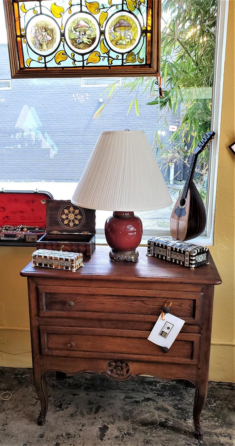 Lampe de bureau américaine en poterie Sang de Bœuf et bronze doré de style Dedham en vente 8
