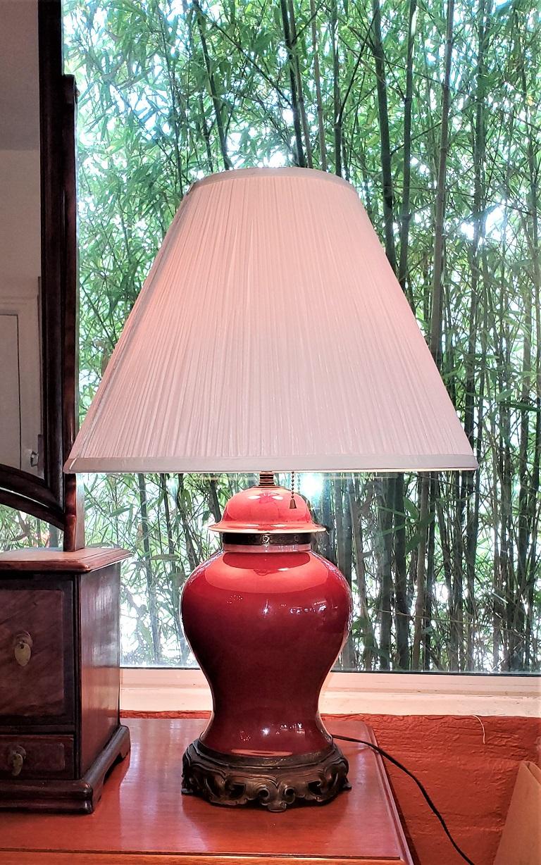 Nous vous présentons une magnifique et extrêmement rare lampe de table du début du 20e siècle en poterie américaine de Dedham, couleur sang de boeuf et bronze doré, de grandes proportions.

En forme de pot à gingembre/urne à couvercle, fortement
