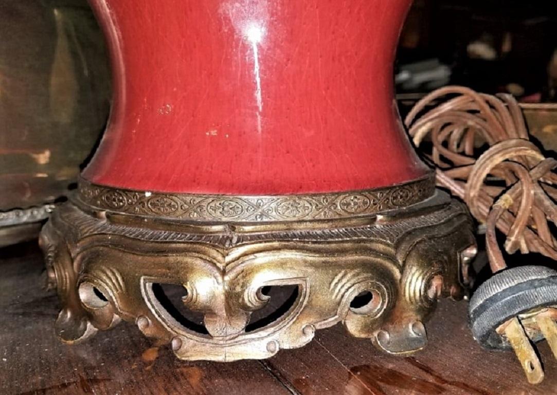 Américain Lampe de bureau américaine en poterie Sang de Bœuf et bronze doré de style Dedham en vente