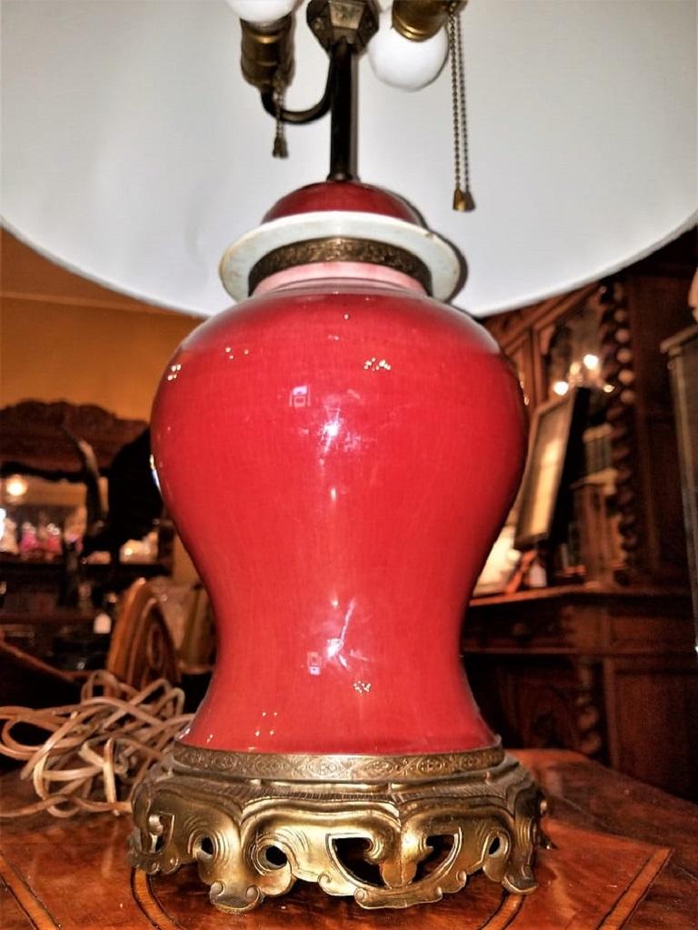 20ième siècle Lampe de bureau américaine en poterie Sang de Bœuf et bronze doré de style Dedham en vente
