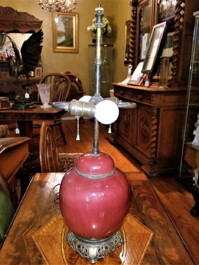 American Dedham Style Pottery Sang de Boeuf & Gilt Bronze Table Lamp In Good Condition For Sale In Dallas, TX