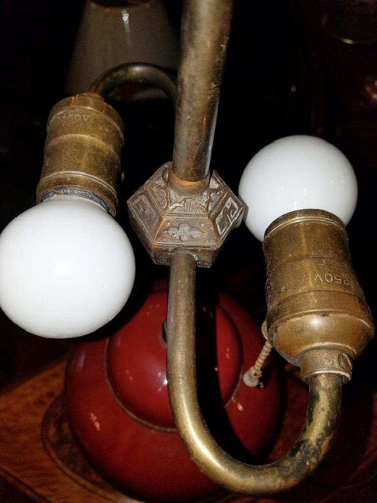 Lampe de bureau américaine en poterie Sang de Bœuf et bronze doré de style Dedham en vente 1