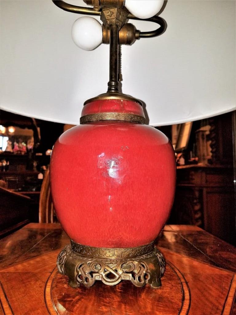 Américain Lampe de table en bronze doré et poterie Sang de Boeuf, style Dedham, du début du 20e siècle en vente