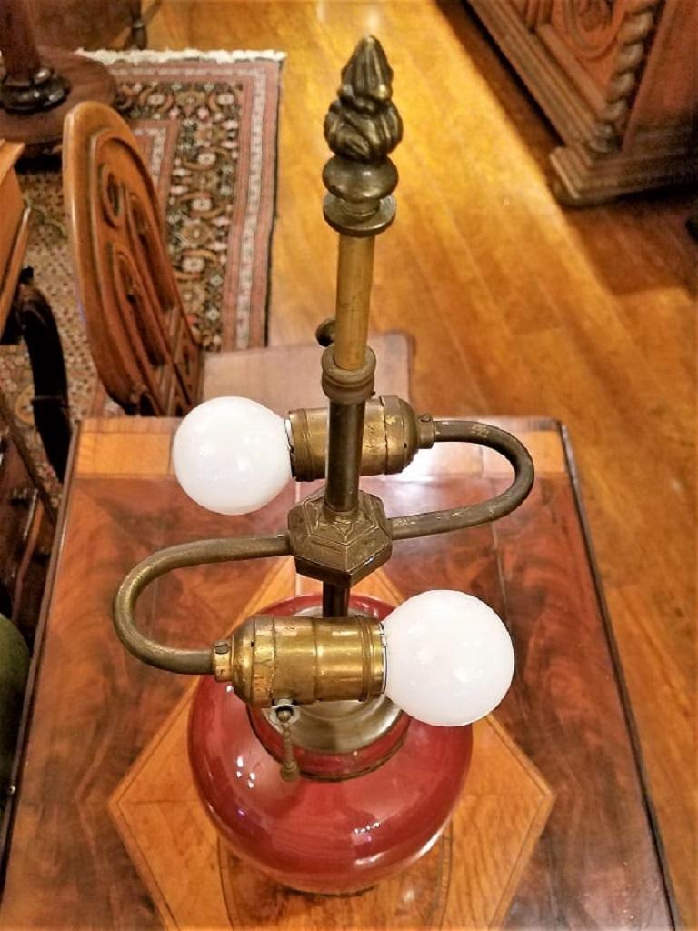 Bronze Lampe de table en bronze doré et poterie Sang de Boeuf, style Dedham, du début du 20e siècle en vente