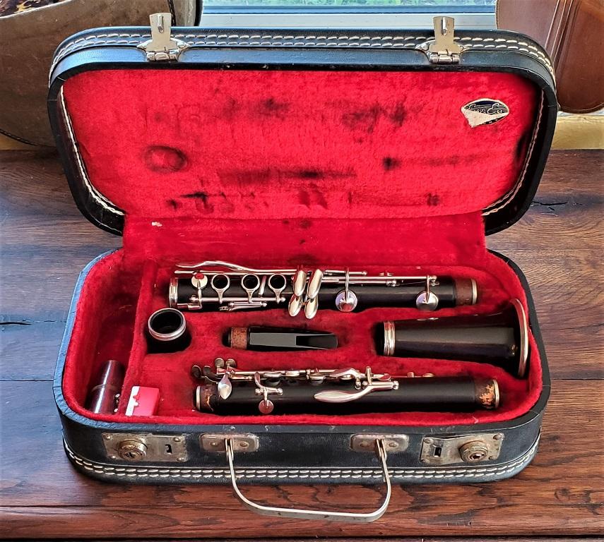 Presenting a fabulous early 20th century Boosey & Hawkes The Edgeware Clarinet in Case.

From the 1930s or 1940s, this Clarinet is fully complete and in perfect working order.

The Clarinet was made by the famous British maker of Boosey & Hawkes