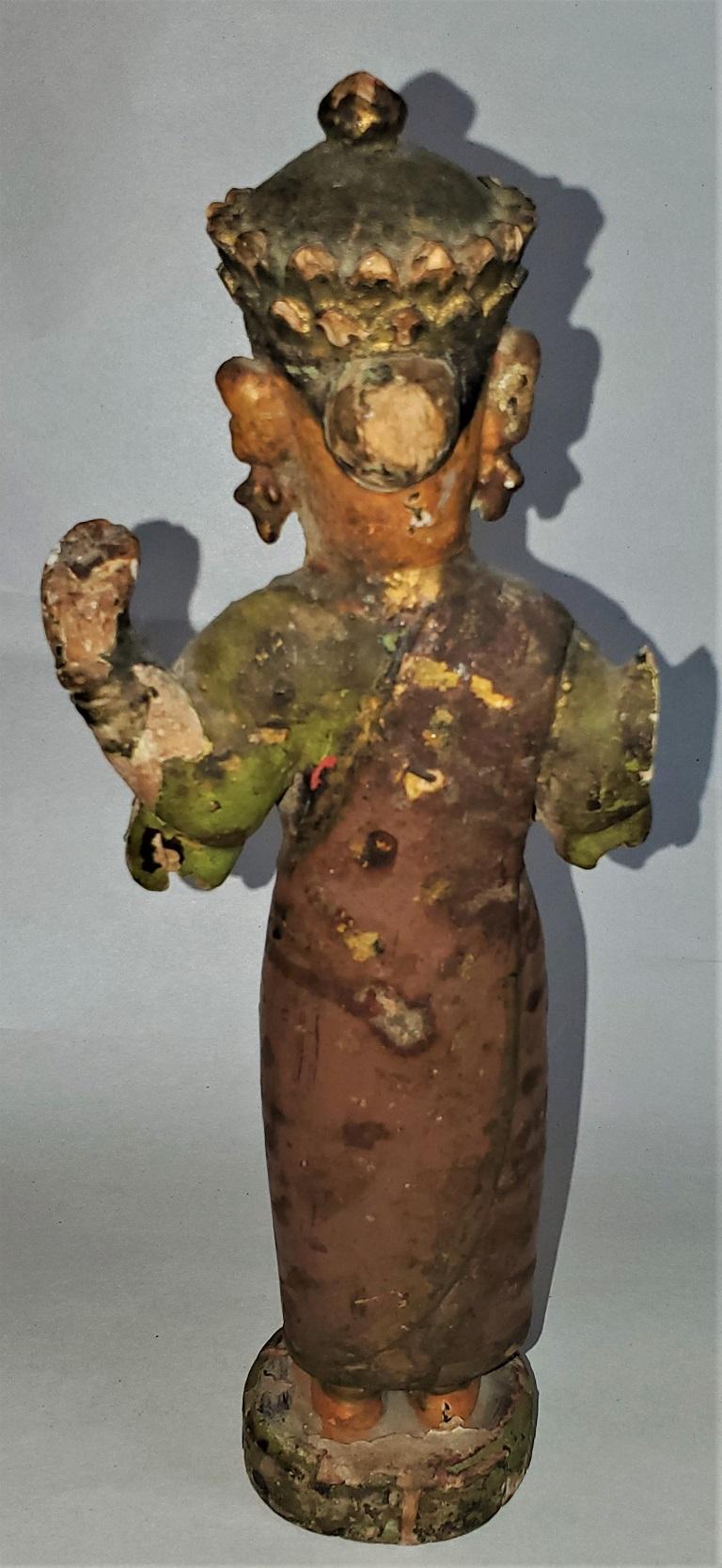Sculpté à la main Figurine féminine polychrome cambodgienne du début du XXe siècle en vente