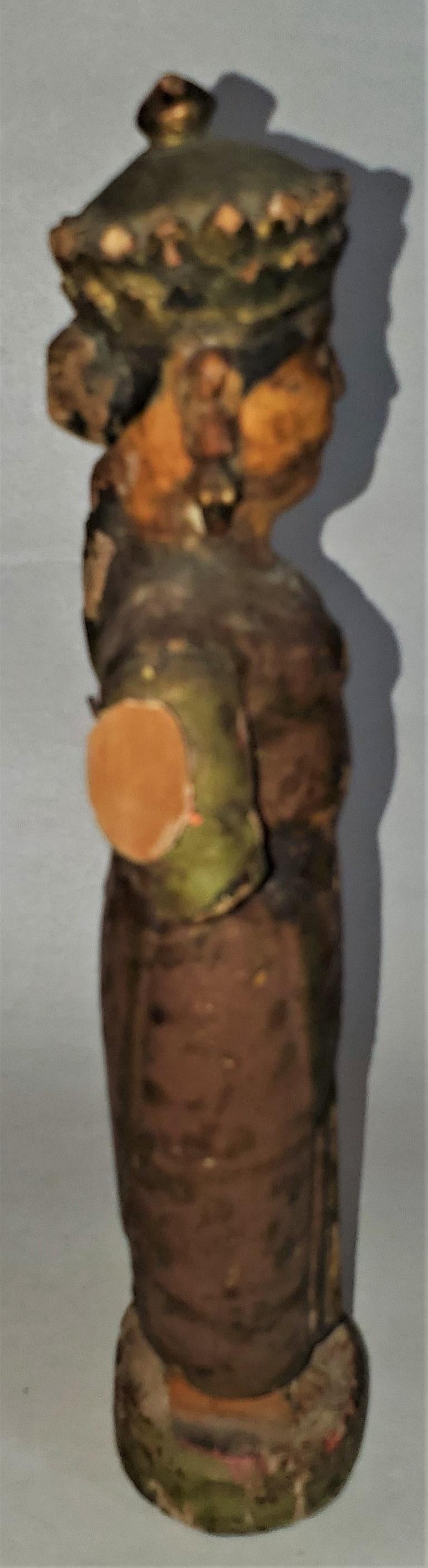 Figurine féminine polychrome cambodgienne du début du XXe siècle État moyen - En vente à Dallas, TX