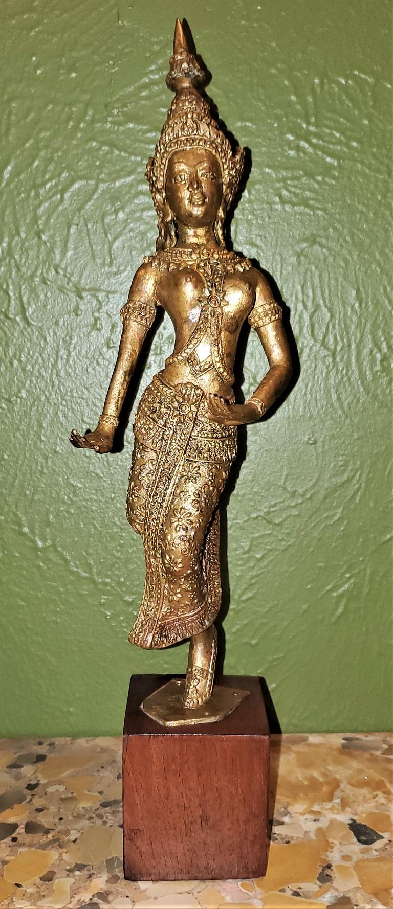 Wir präsentieren eine schöne thailändische Khon-Tänzerin aus vergoldetem Metall aus dem frühen 20.

Hergestellt in Thailand (Südostasien) um 1920.

Es zeigt eine vergoldete Metallstatue einer traditionellen thailändischen Khon-Tänzerin in Pose und