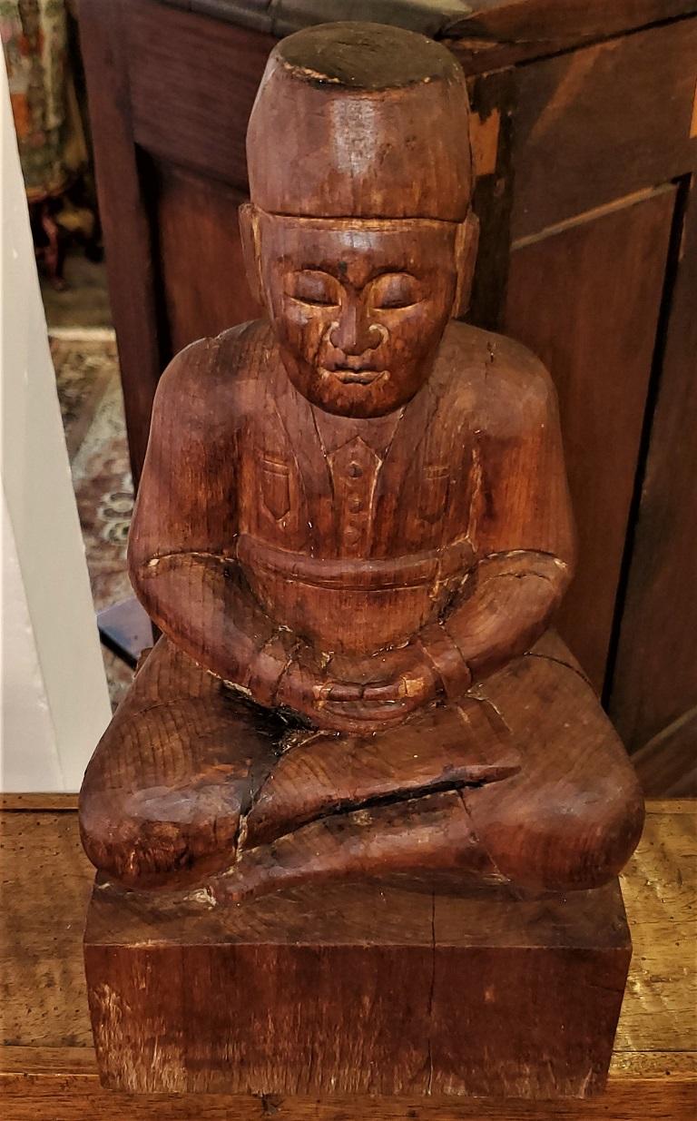 Early 20th Century Indonesian Carved Wooden Seated Gentleman For Sale 1