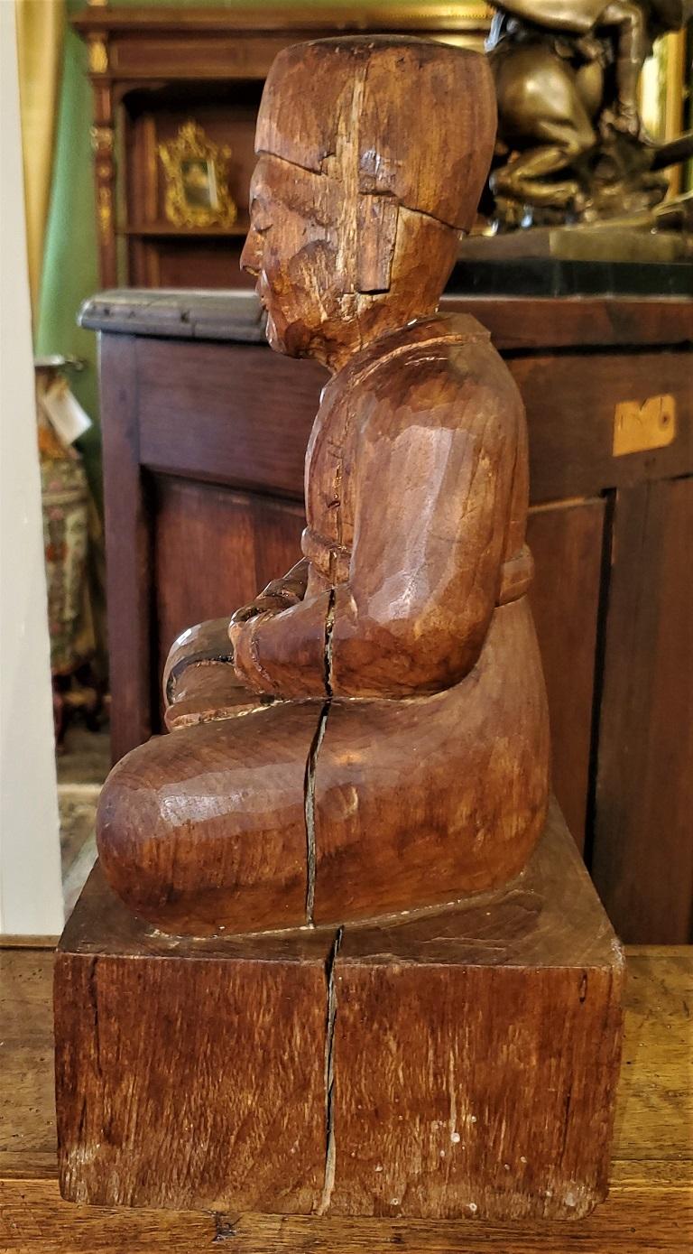Legno massiccio Early 20th Century Indonesian Carved Wooden Seated Gentleman in vendita