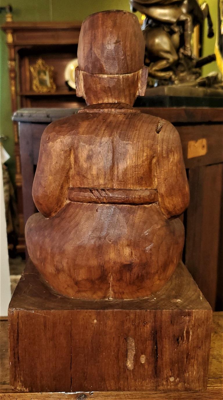 Early 20th Century Indonesian Carved Wooden Seated Gentleman For Sale 3