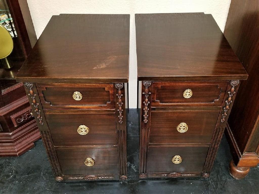 Adam Style Early 20th Century Pair of Mahogany Sheraton-Adams Style Nightstands For Sale