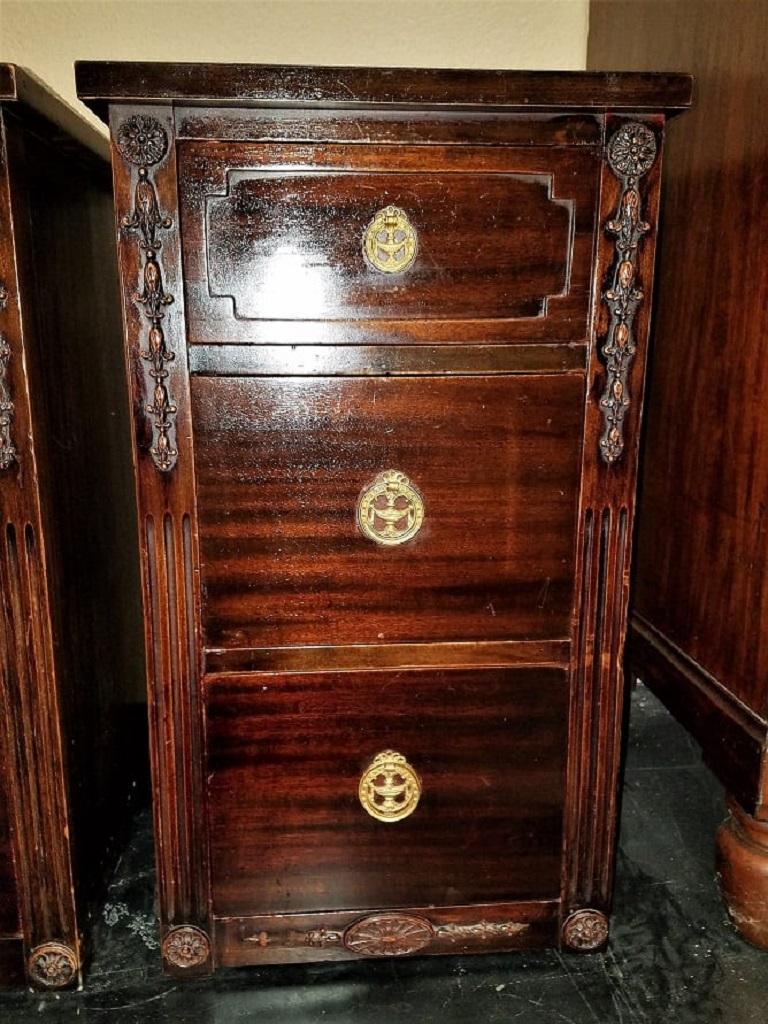 Hand-Crafted Early 20th Century Pair of Mahogany Sheraton-Adams Style Nightstands For Sale