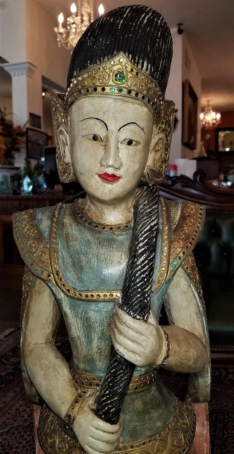 Thailändische Göttin des frühen 20. Jahrhunderts, polychrome Statue (Land) im Angebot