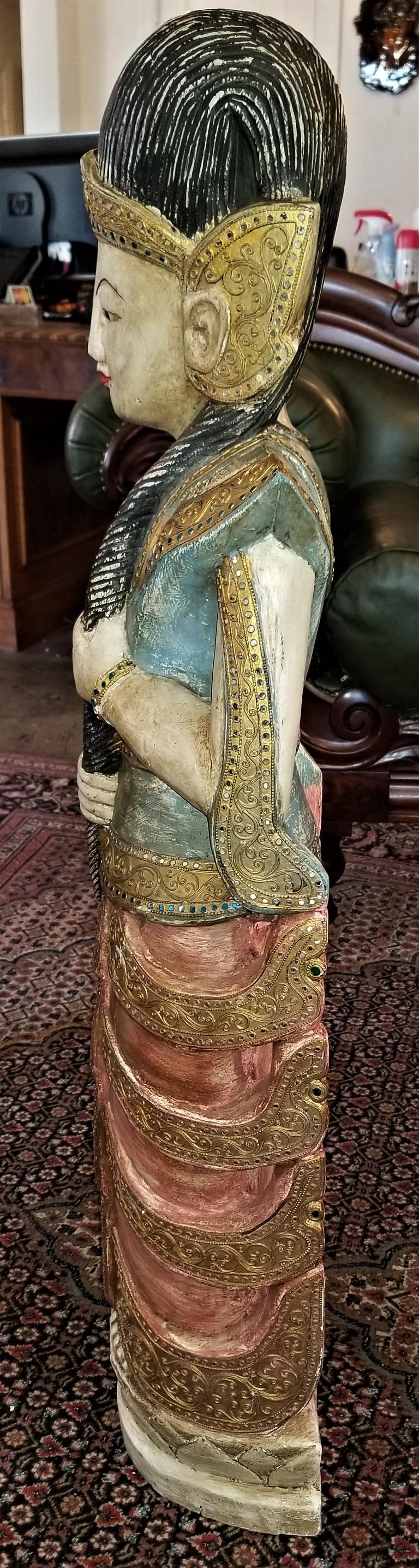 Thailändische Göttin des frühen 20. Jahrhunderts, polychrome Statue im Zustand „Gut“ im Angebot in Dallas, TX