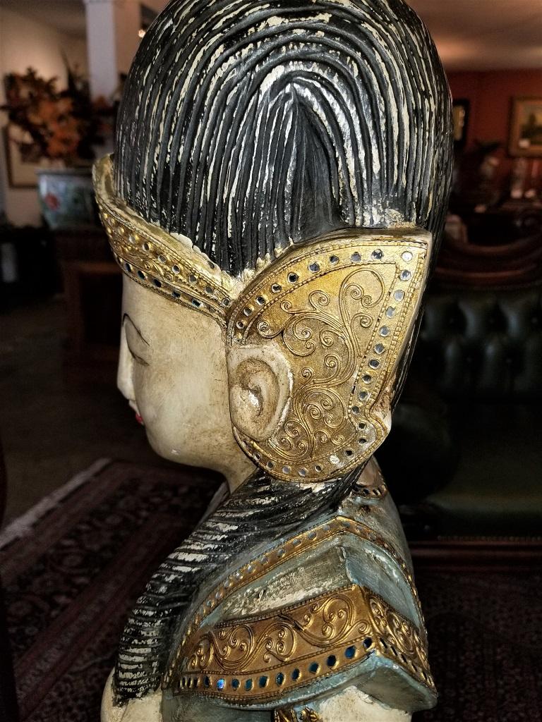 Thailändische Göttin des frühen 20. Jahrhunderts, polychrome Statue (Hartholz) im Angebot