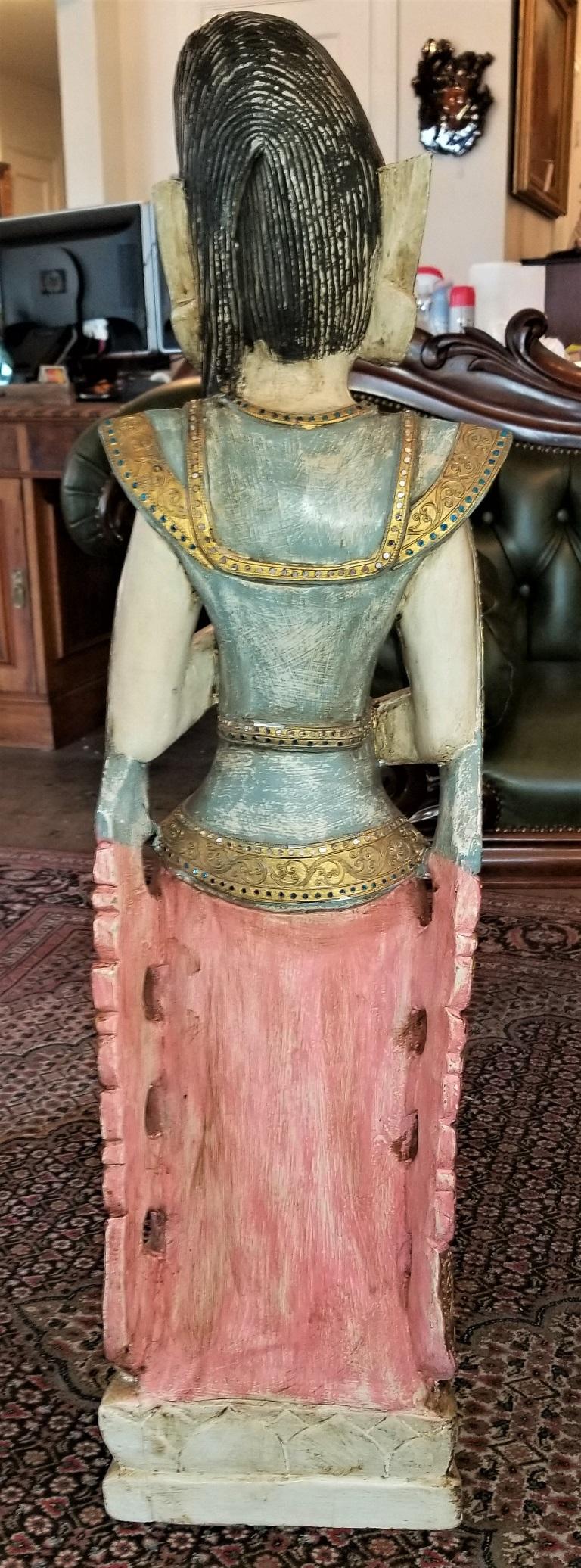 Thailändische Göttin des frühen 20. Jahrhunderts, polychrome Statue im Angebot 2