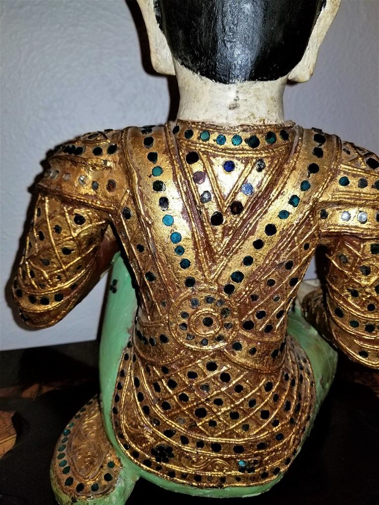 Thailändische polychrome sitzende Kaiserstatue eines Jungen aus dem frühen 20. Jahrhundert (Handgeschnitzt) im Angebot