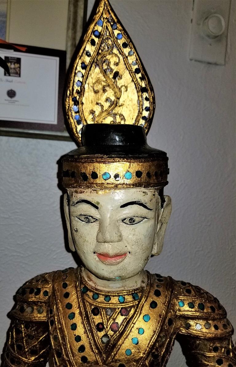 Thailändische polychrome sitzende Kaiserstatue eines Jungen aus dem frühen 20. Jahrhundert im Angebot 1