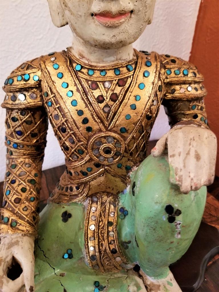 Thailändische polychrome sitzende Kaiserstatue eines Jungen aus dem frühen 20. Jahrhundert im Angebot 3