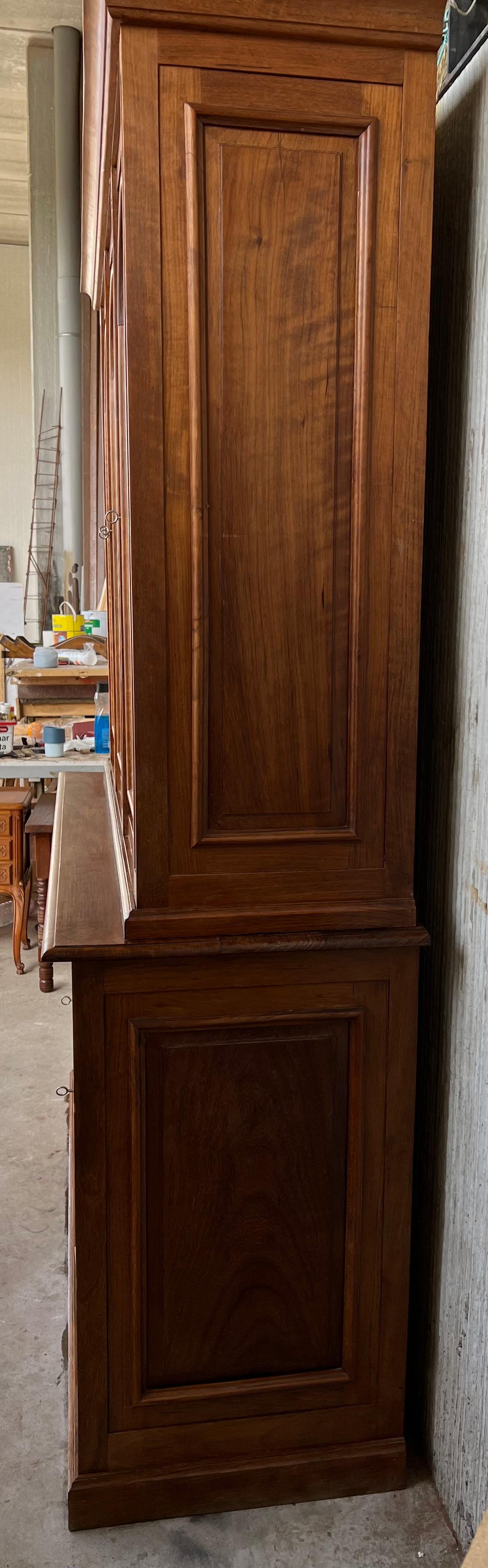 Early 20th Bookcase or Vitrine in Spanish Pine with Three Arch Glass Doors In Good Condition For Sale In Miami, FL