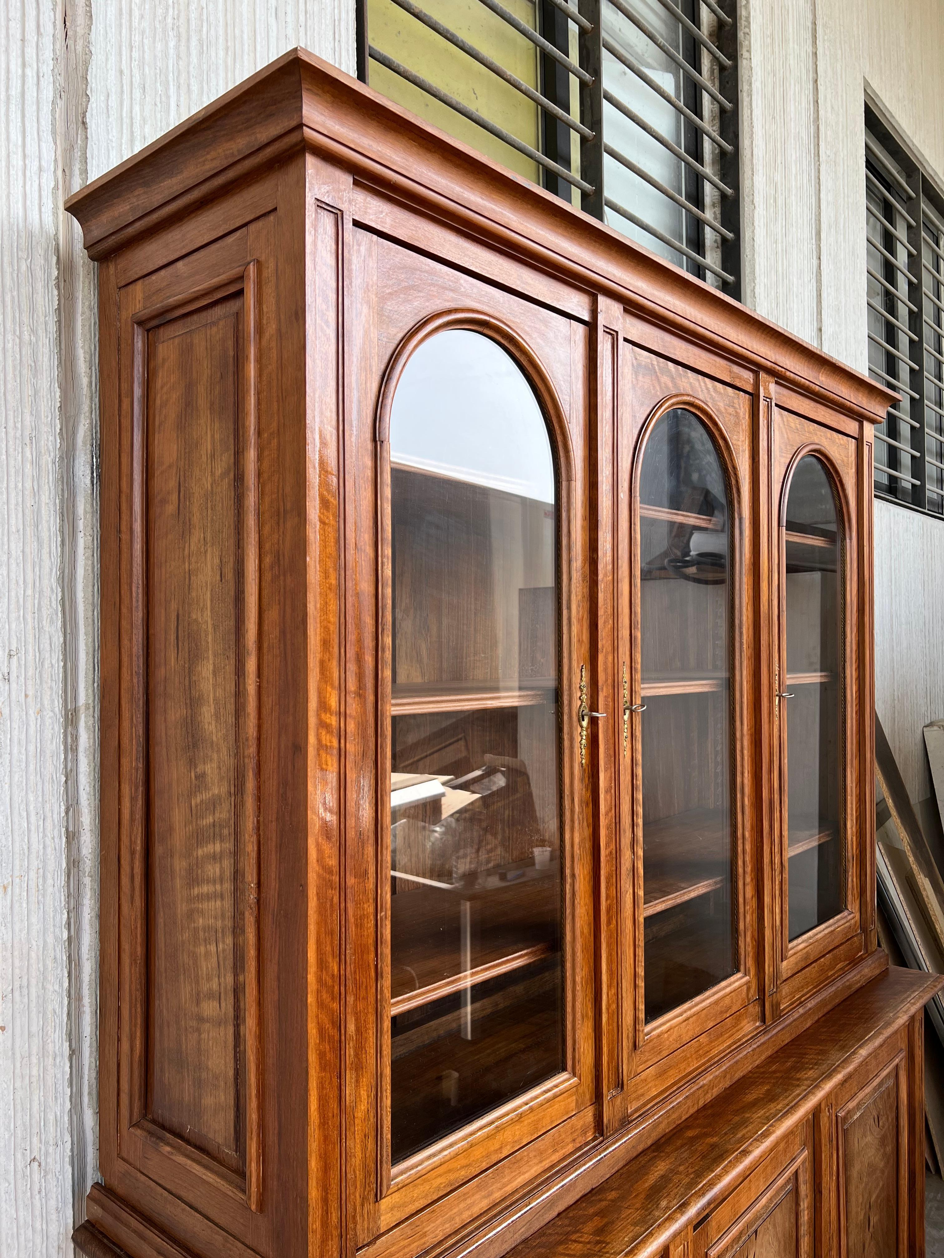 20th Century Early 20th Bookcase or Vitrine in Spanish Pine with Three Arch Glass Doors For Sale