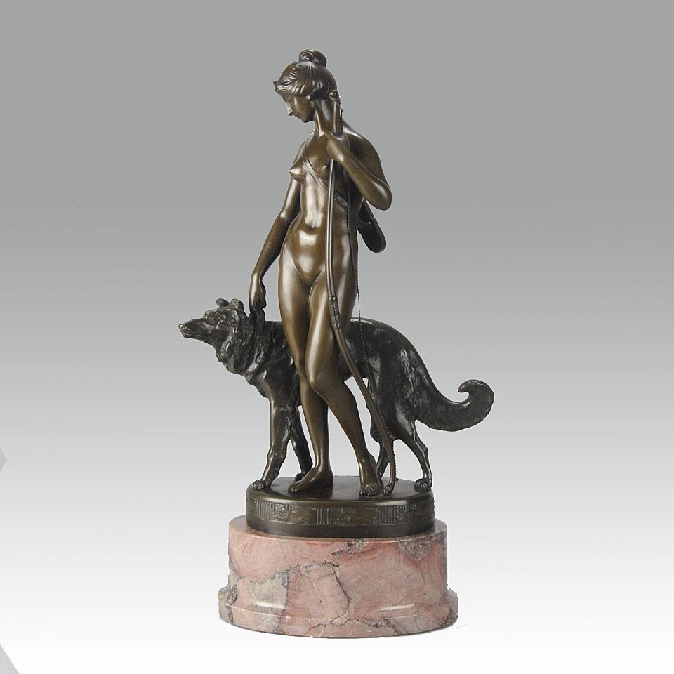 Très belle sculpture en bronze représentant la belle déesse debout avec son arc et son carquois et tenant délicatement le collier de son chien de chasse. Le bronze à patine brune et chaude, avec de bons détails de surface, repose sur une base en